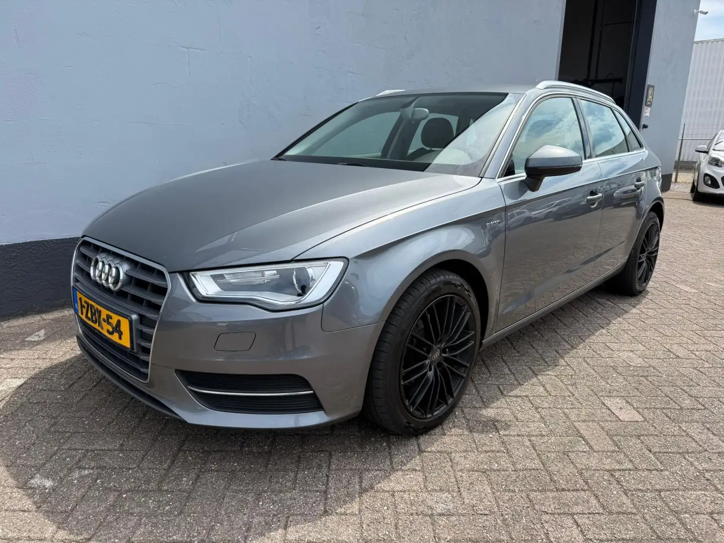 Audi A3 Sportback 1.4 TFSI Attraction Pro Line Plus g-tron Grijs - 1