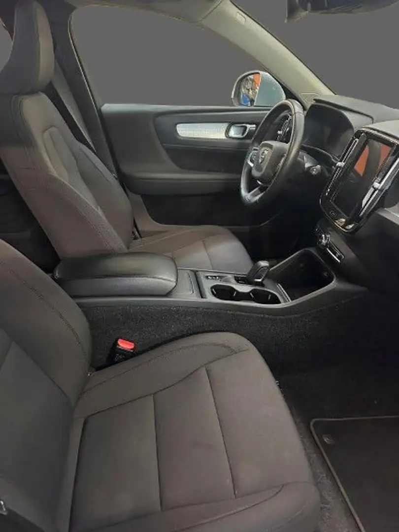Volvo XC40 D3 AWD Geartronic Momentum Pro Gris - 2