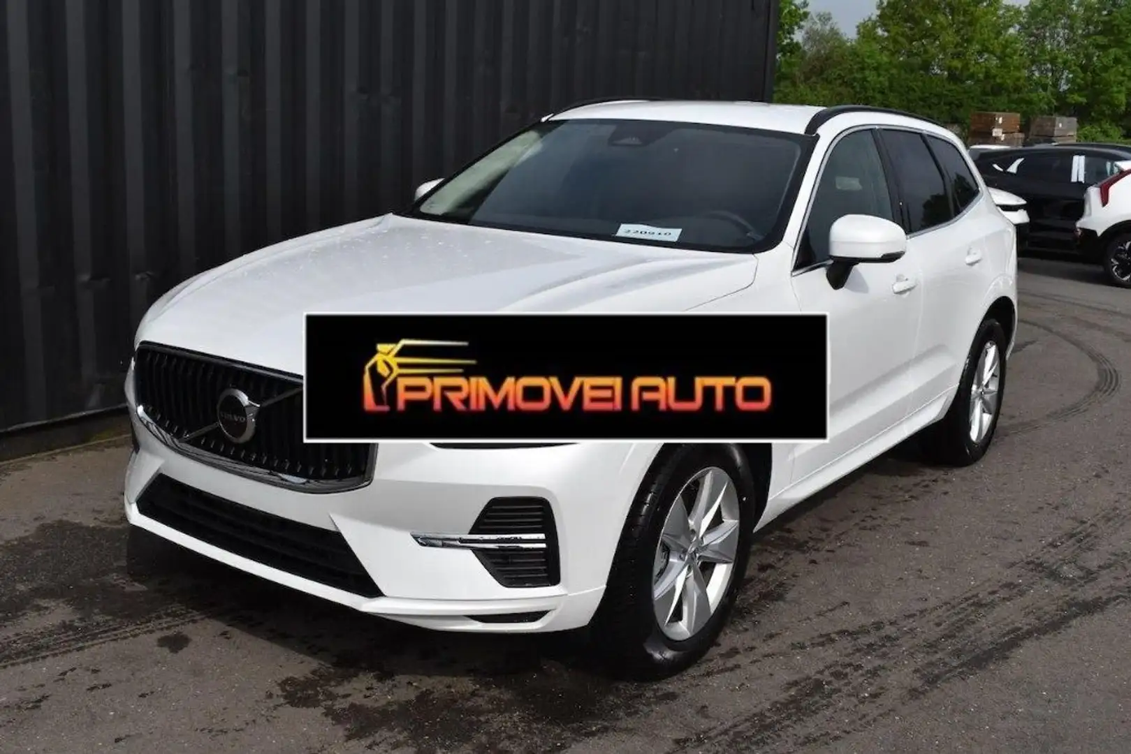 Volvo XC60 B4 automatico Essential Bianco - 1