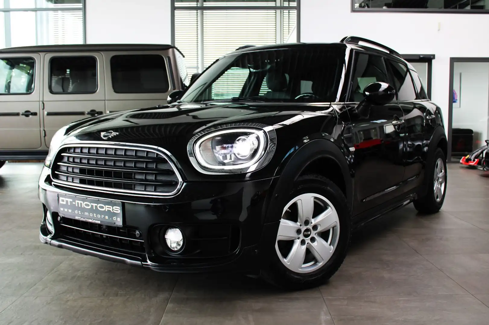 MINI Cooper D Countryman COOPER D COUNTRYMAN *BLACK* AUTOMATIK/NAVI/LED`S Schwarz - 1