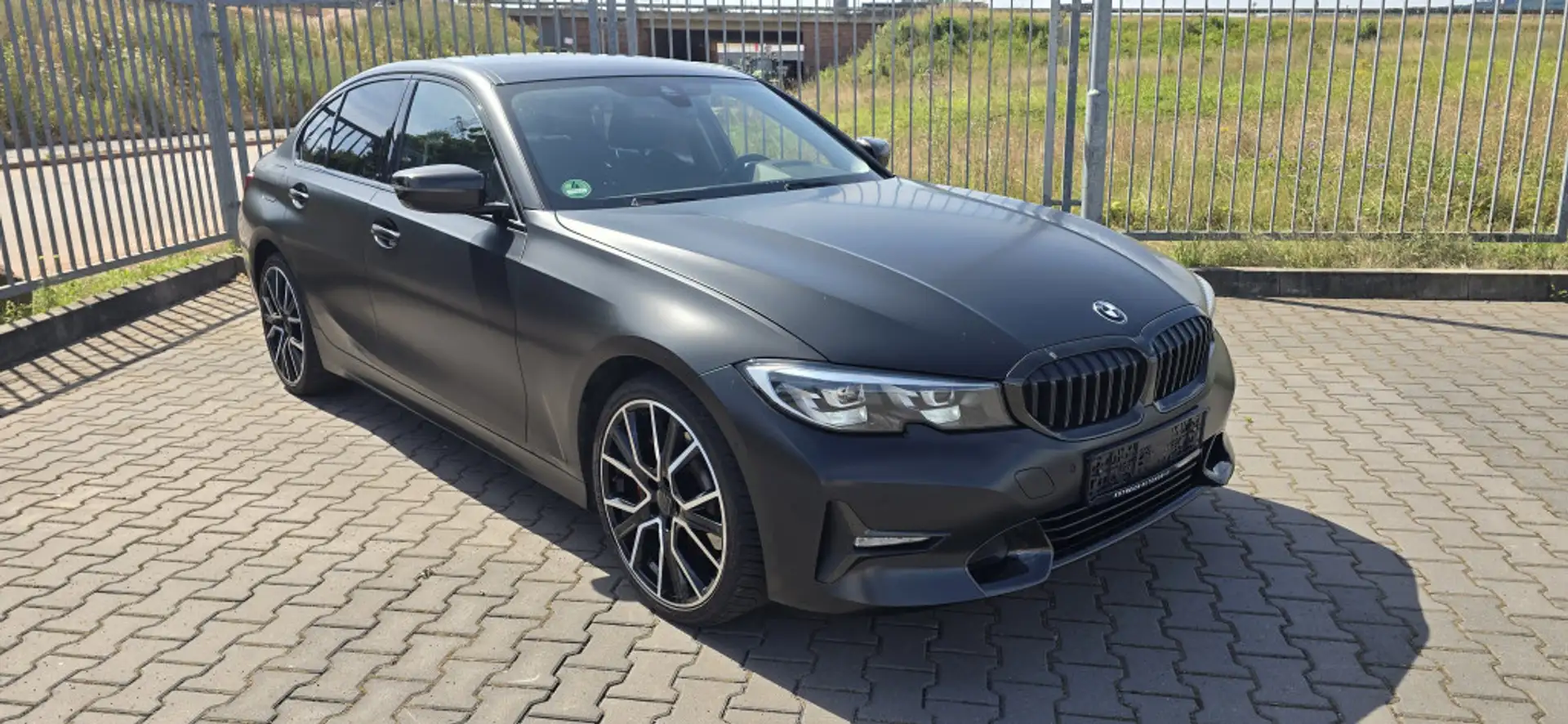 BMW 330 i Sport Line Shadow Navi Kamera Leder LED Grey - 1