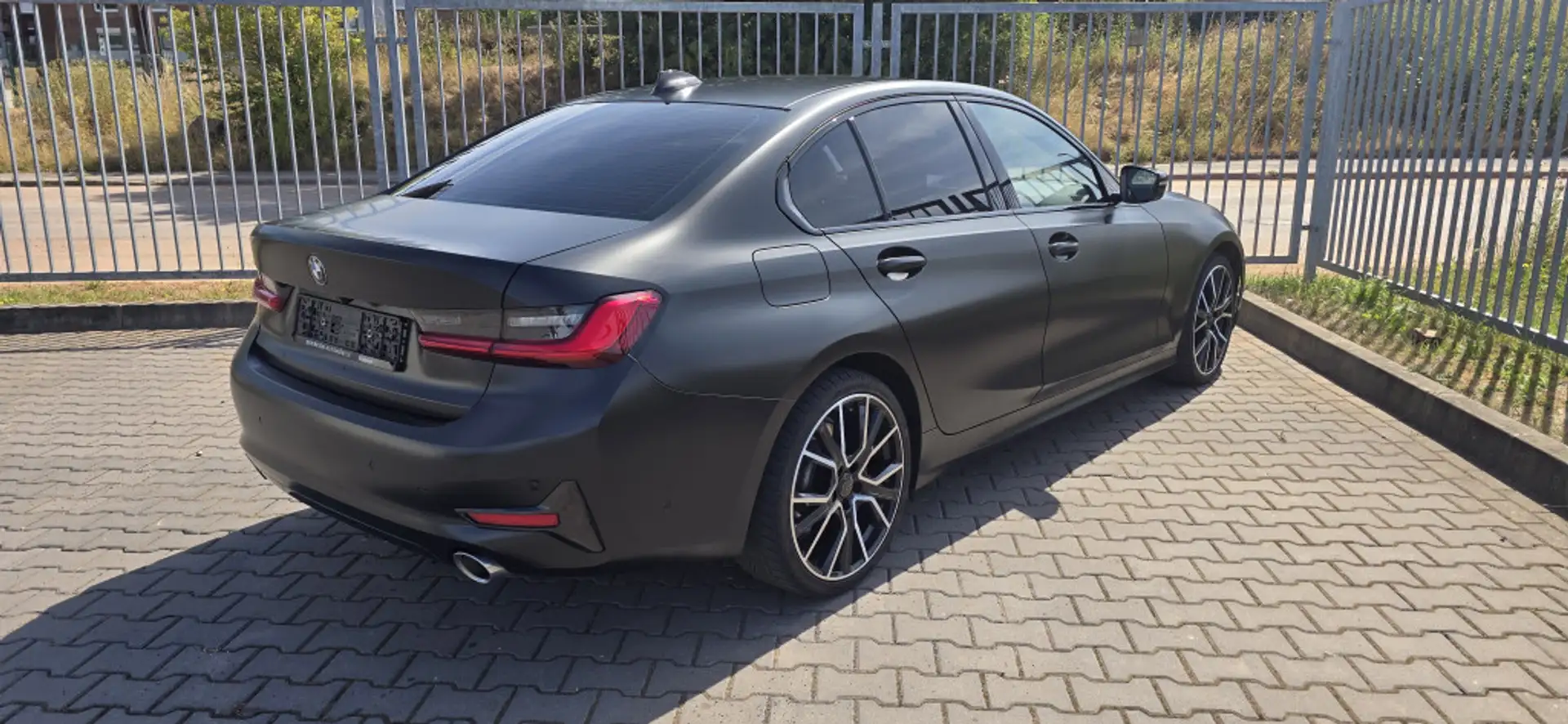 BMW 330 i Sport Line Shadow Navi Kamera Leder LED Grey - 2