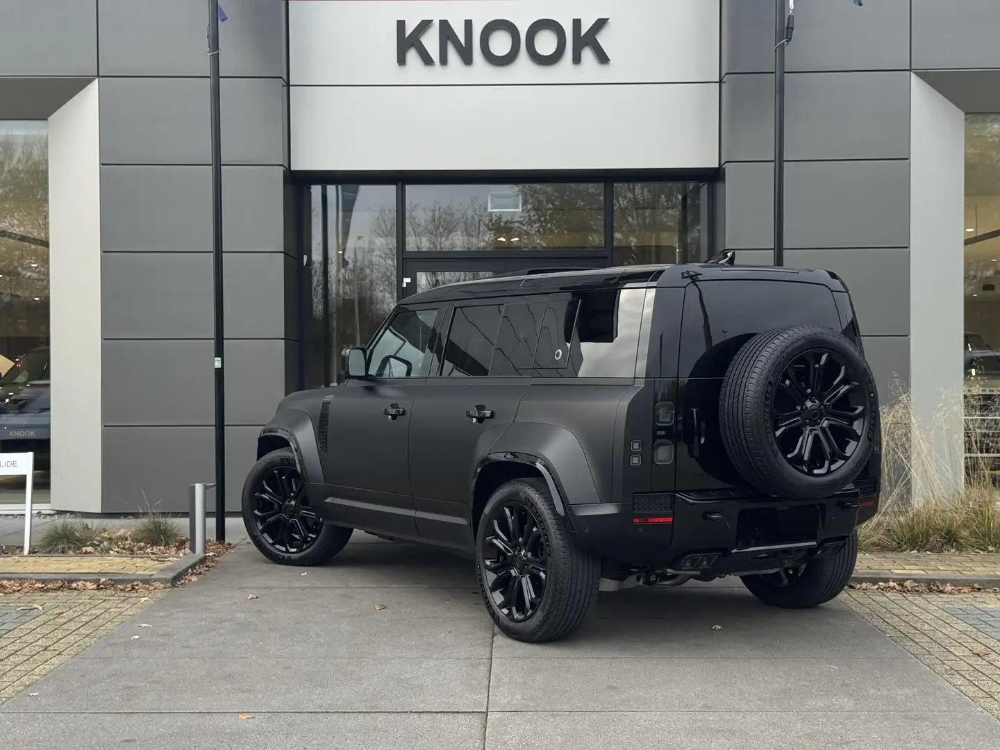 Land Rover Defender P635 110 Octa Black | Nieuw | Narvik Black | Satin Nero - 2