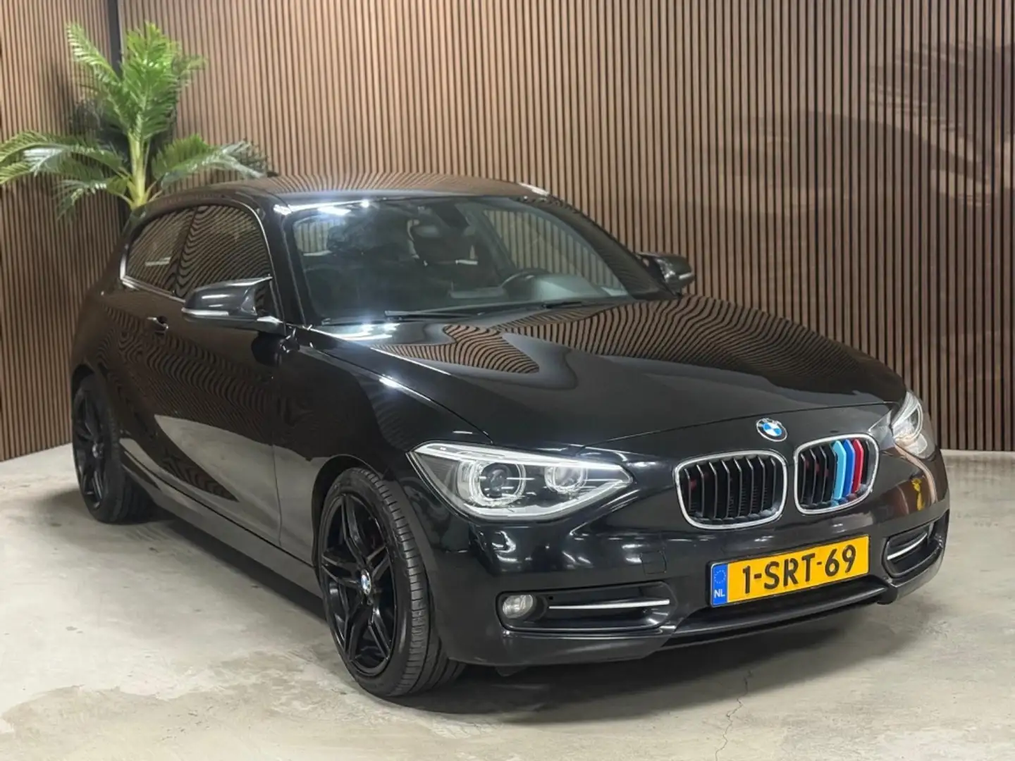 BMW 114 1-serie 114i EDE Executive Zwart - 2