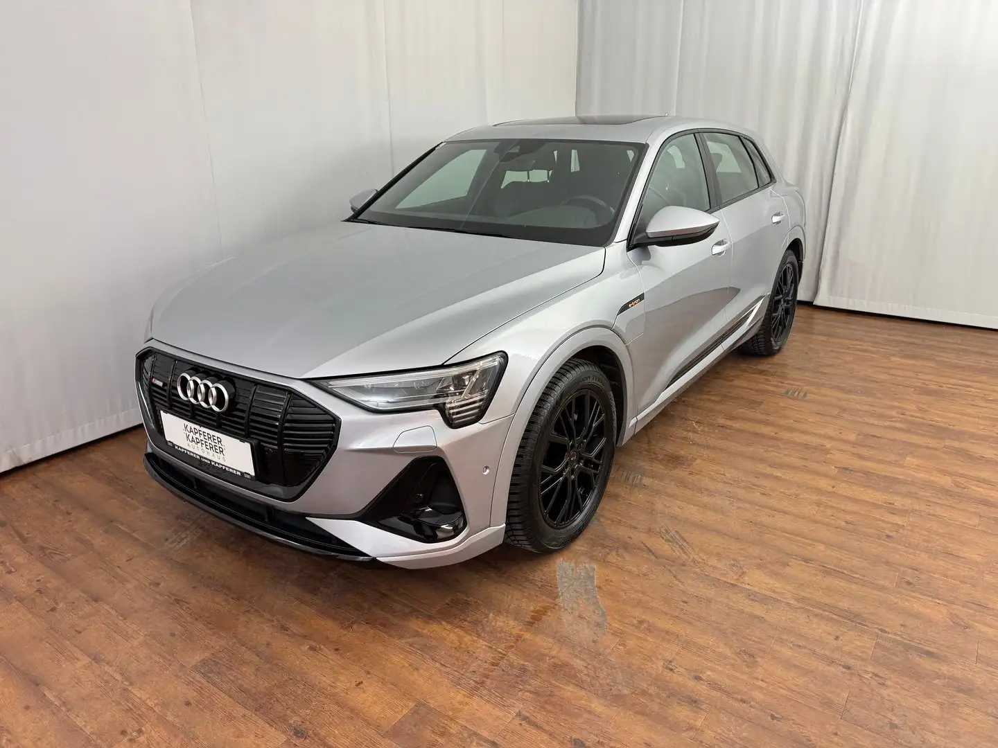 Audi e-tron 55 quattro 300 kW S line Silber - 1