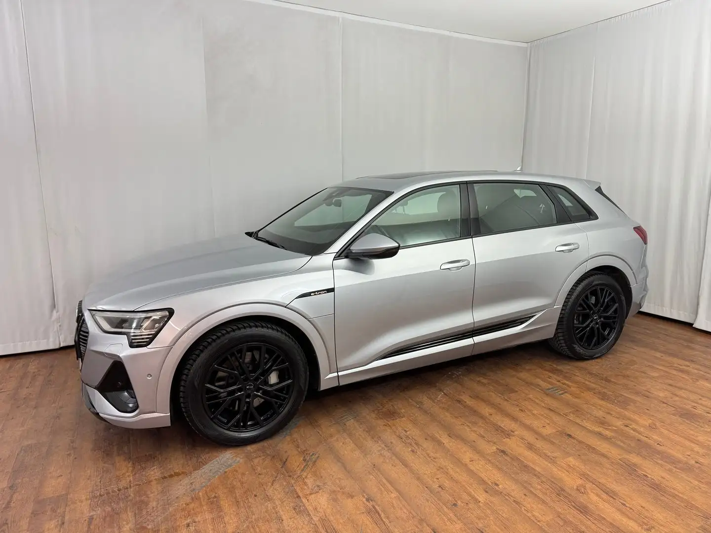 Audi e-tron 55 quattro 300 kW S line Silber - 2