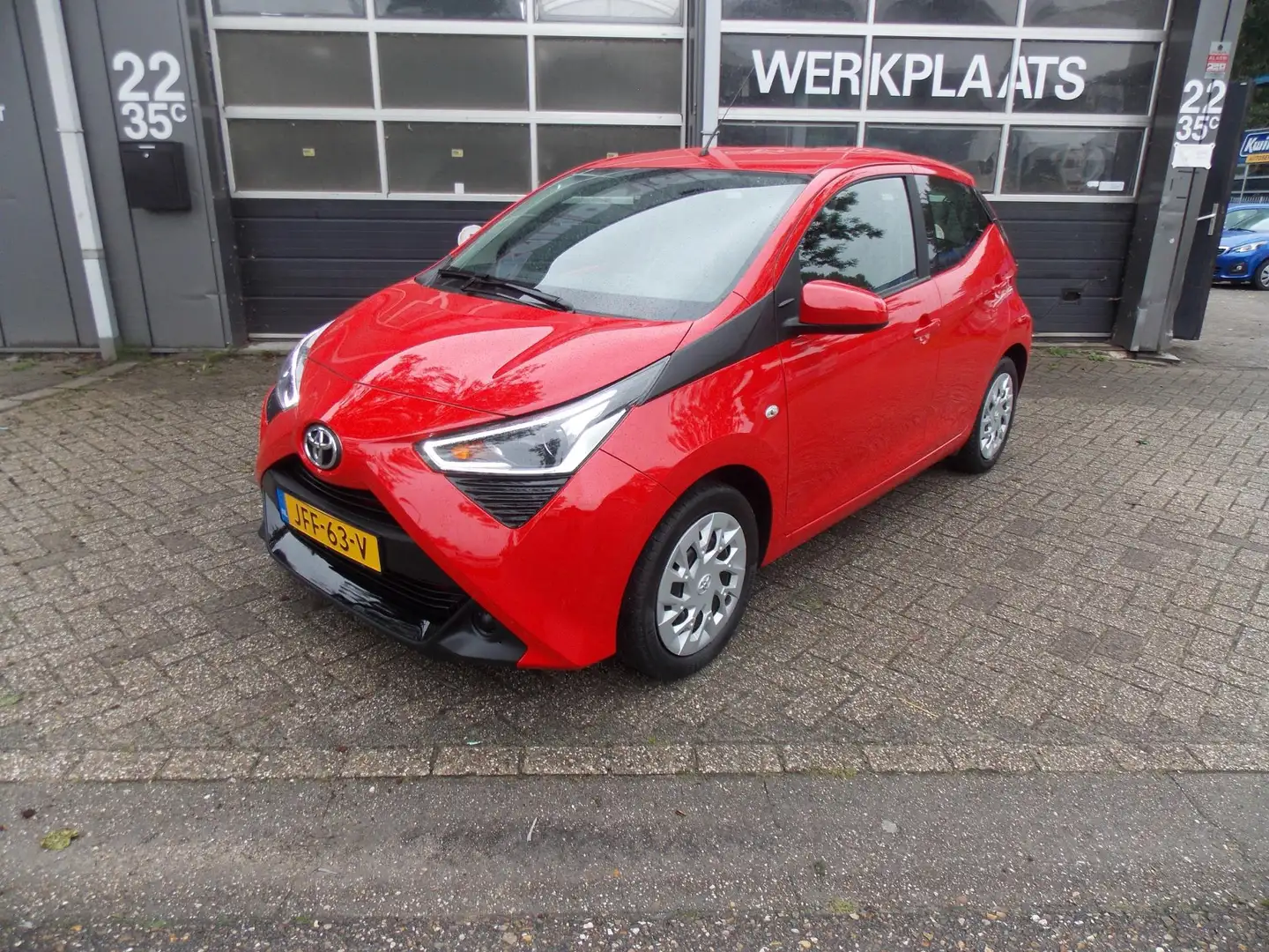 Toyota Aygo 1.0 VVT-i x-play Carplay Airco Camera Elek Pakket Rood - 2