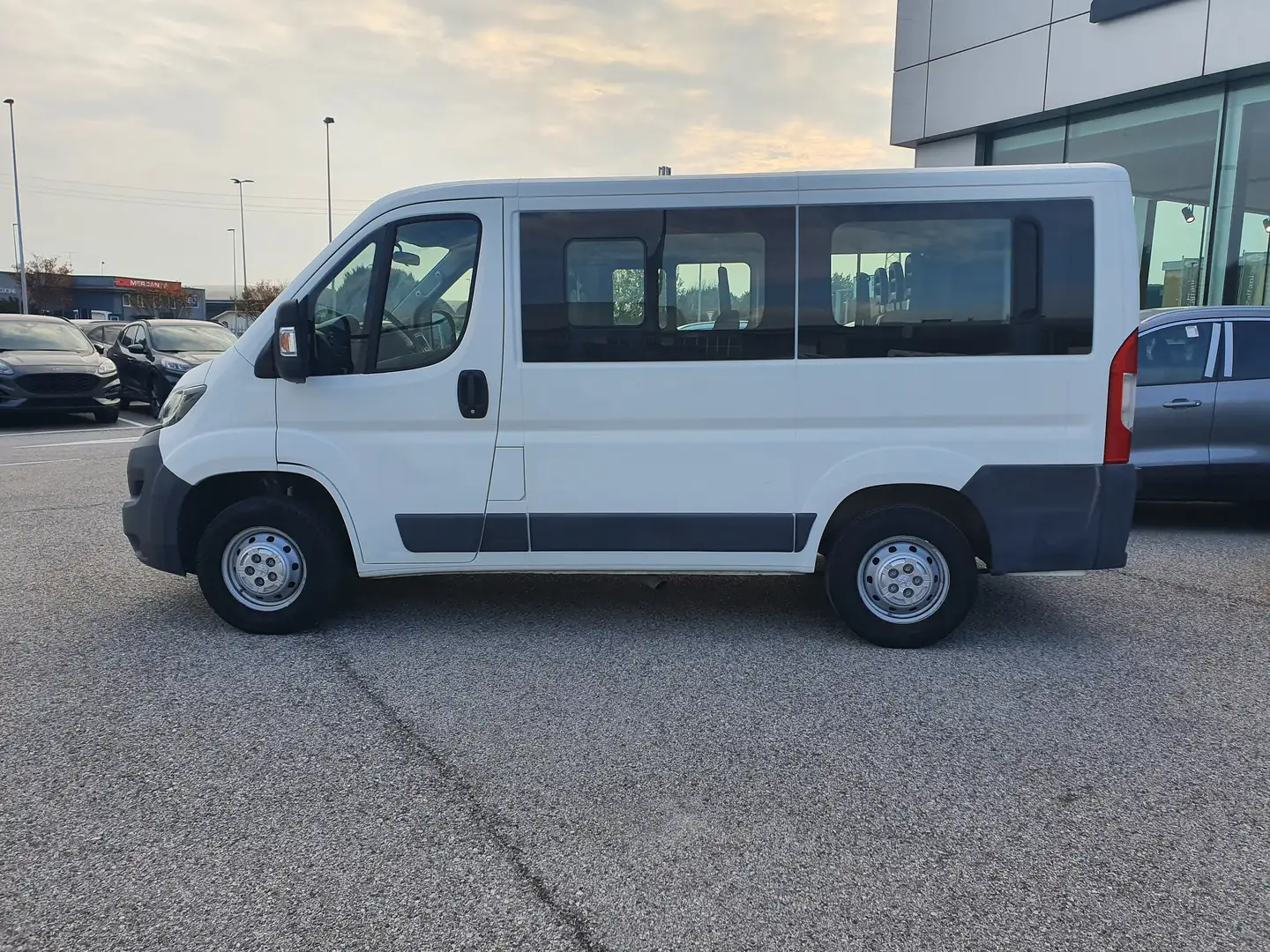 Peugeot Boxer 330 2.0 BlueHDi/110CV FAP PC-TN Combi Comfort Blanc - 2