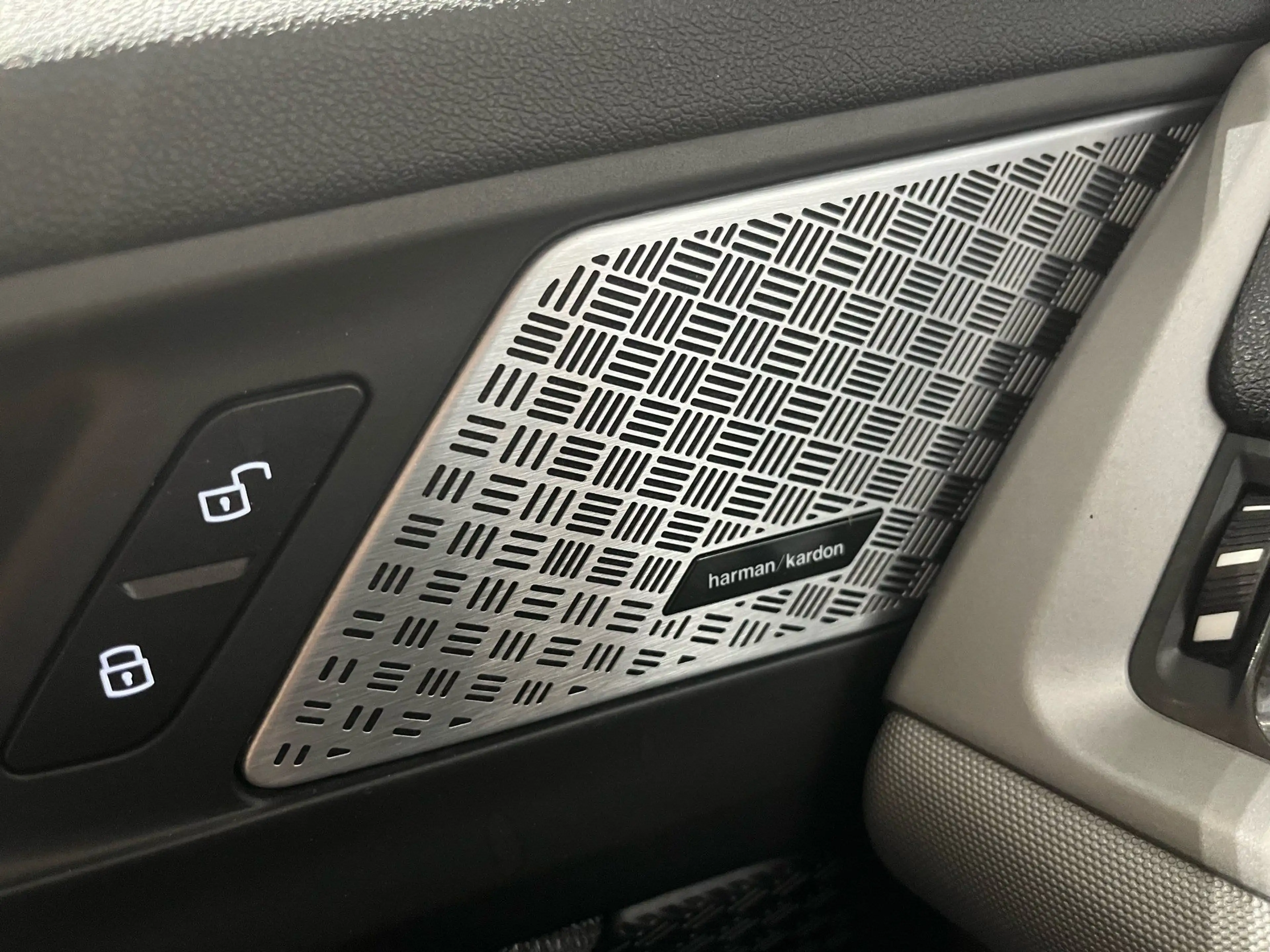 BMW iX1 xDrive30 adapt. M-Fahrwerk/Pano/HarmanKardon/Lenkr — photo 14