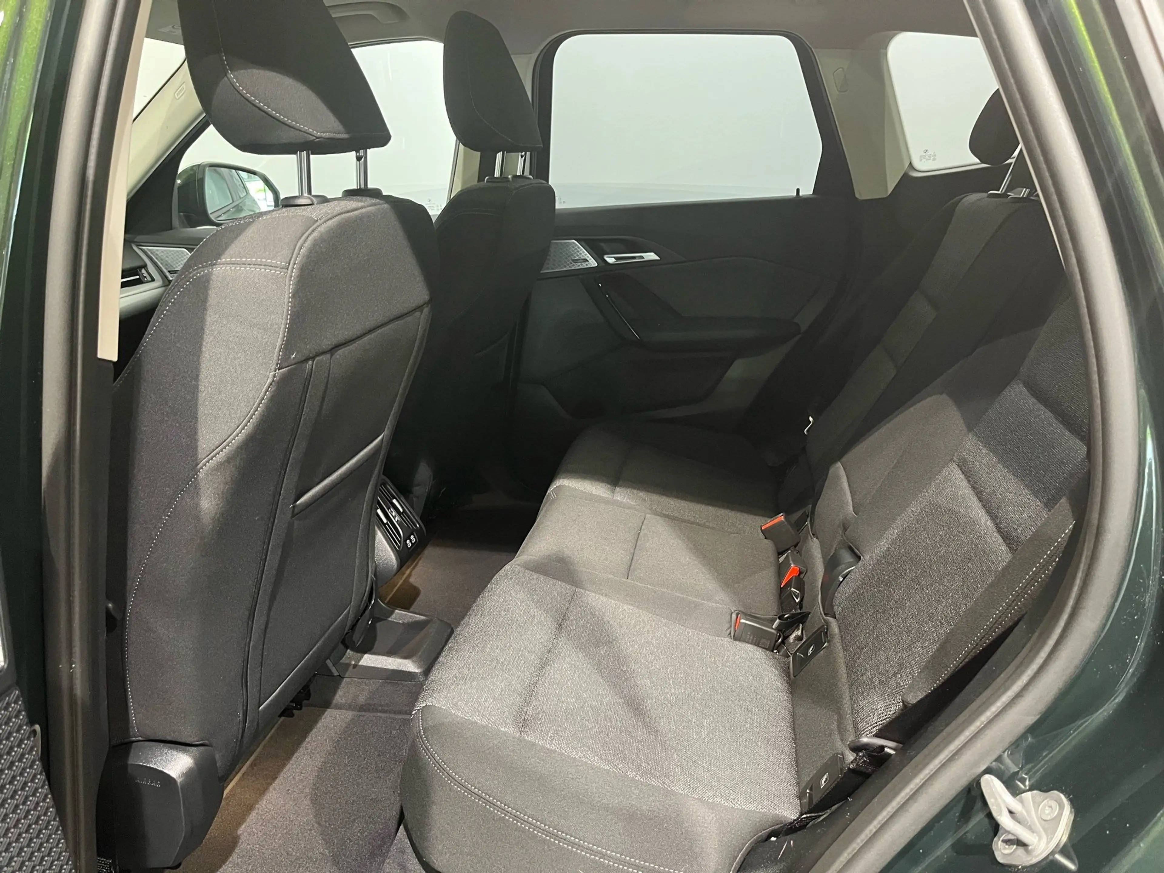 BMW iX1 xDrive30 adapt. M-Fahrwerk/Pano/HarmanKardon/Lenkr — photo 12