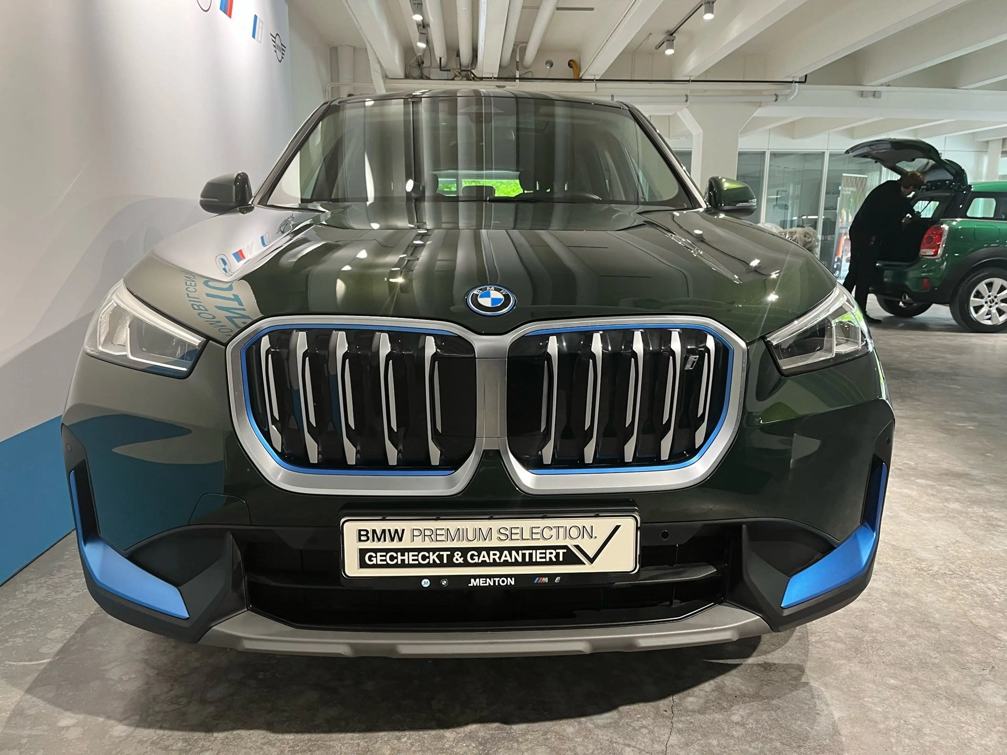 BMW iX1 xDrive30 adapt. M-Fahrwerk/Pano/HarmanKardon/Lenkr — photo 4