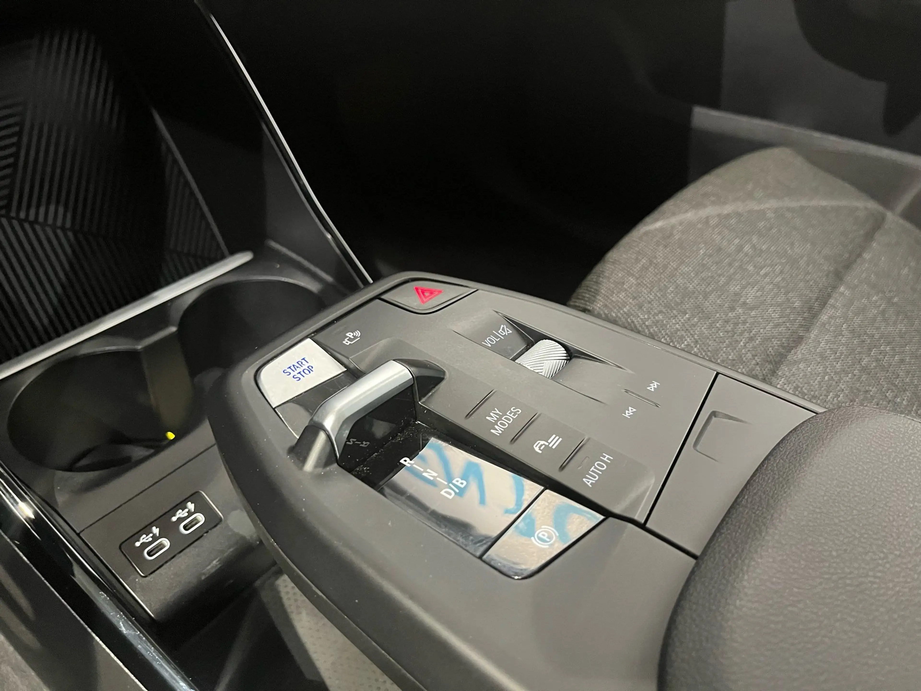 BMW iX1 xDrive30 adapt. M-Fahrwerk/Pano/HarmanKardon/Lenkr — photo 15