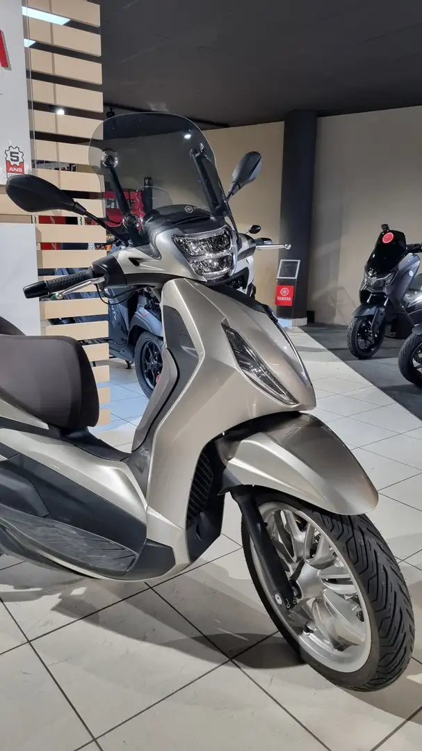 Piaggio Beverly 300 Plateado - 2