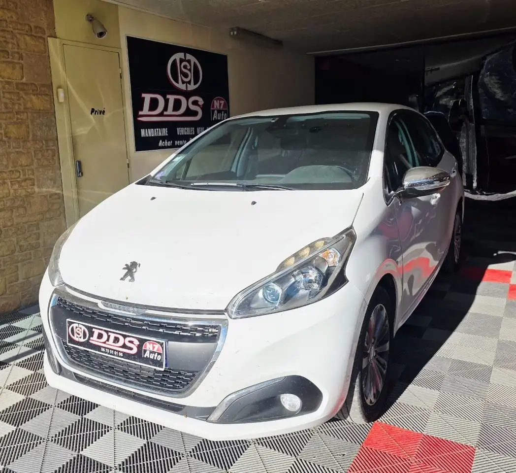 Peugeot 208 208