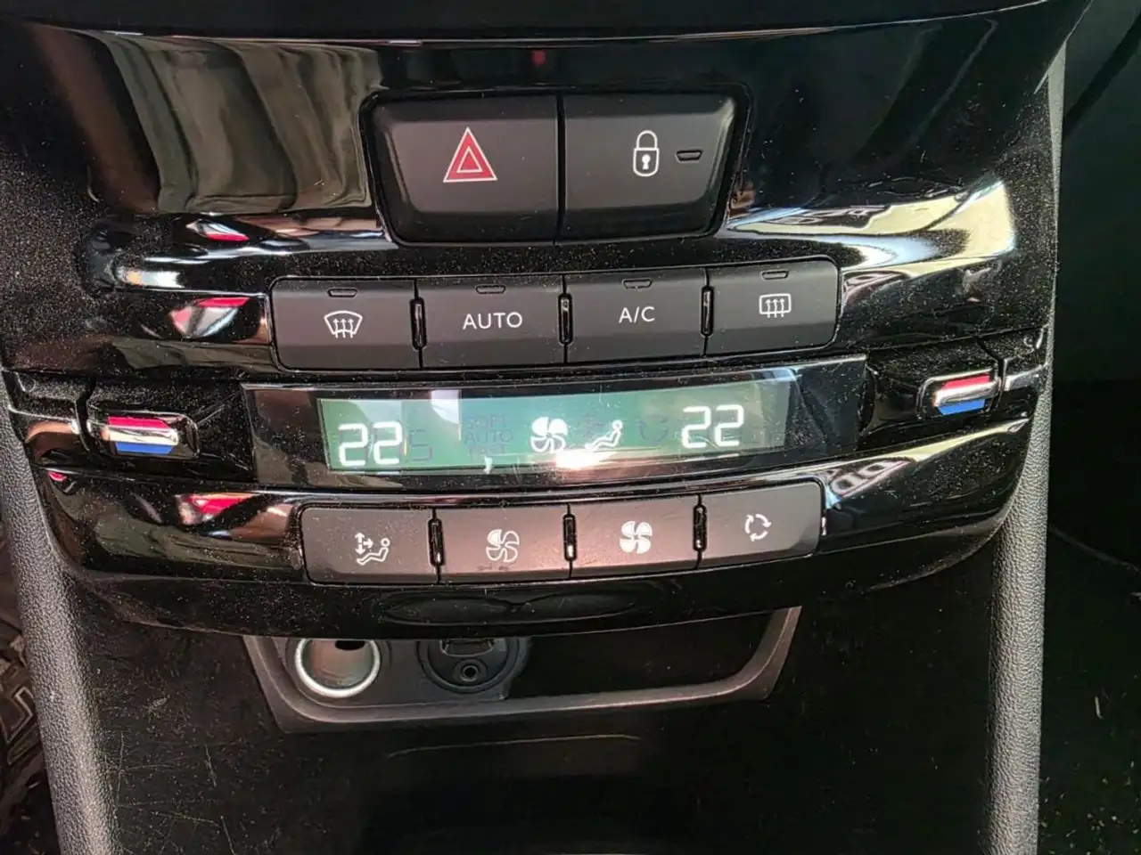 Peugeot 208 208 — photo 17