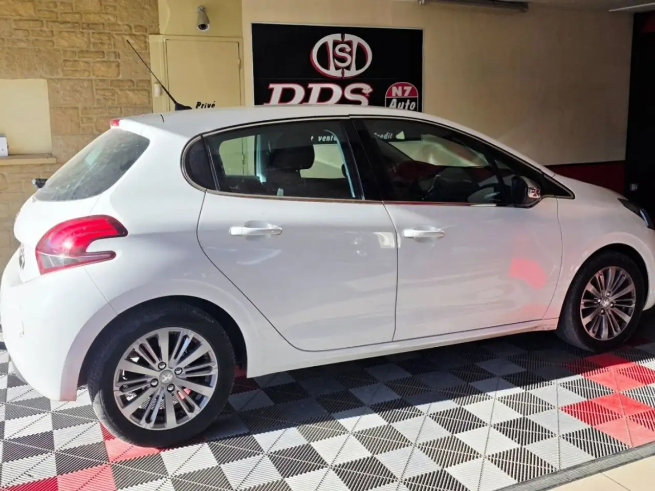 Peugeot 208 208 — photo 12
