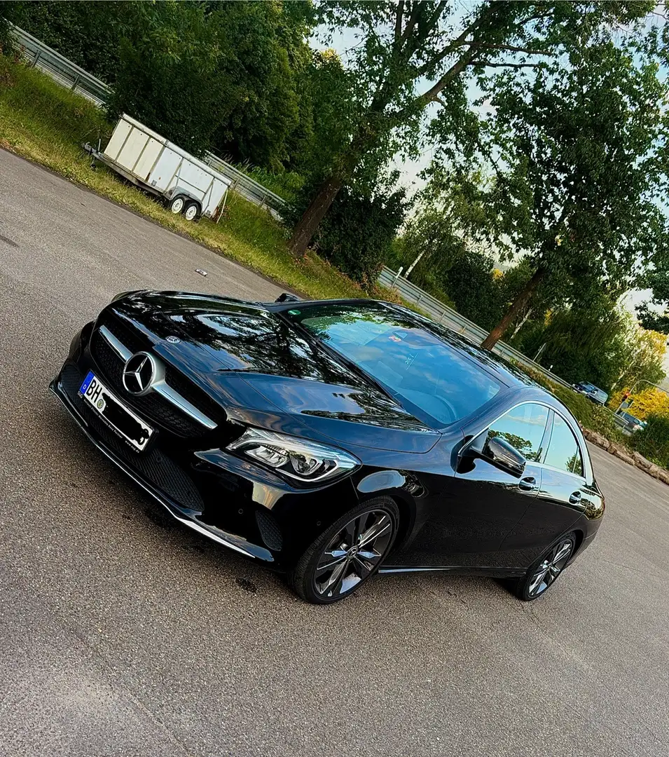 Mercedes-Benz CLA 200 d 7G-DCT Urban Schwarz - 1