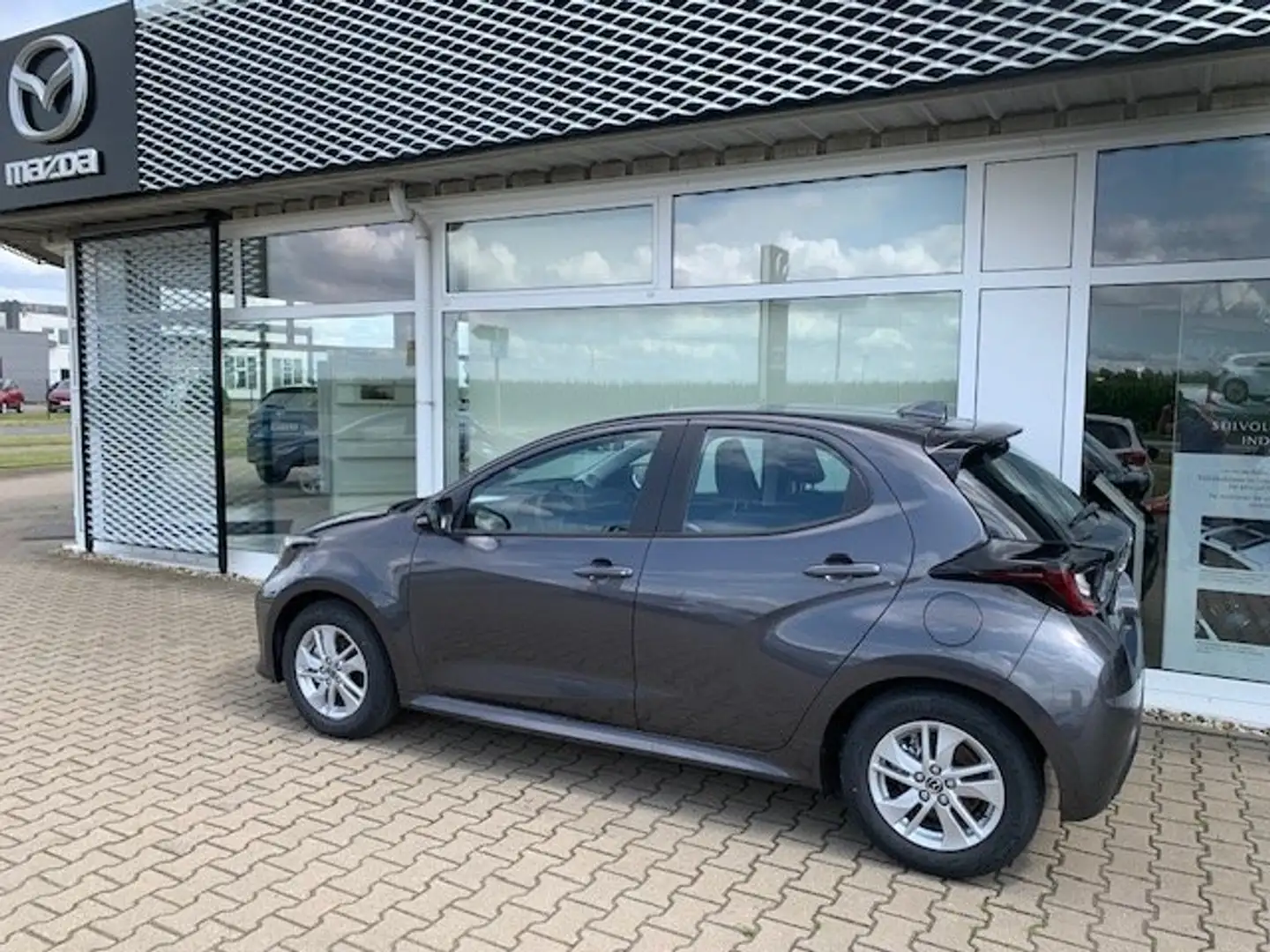 Mazda 2 Hybrid 1.5 VVT-i 116 CVT CENTRE-LINE Grau - 2