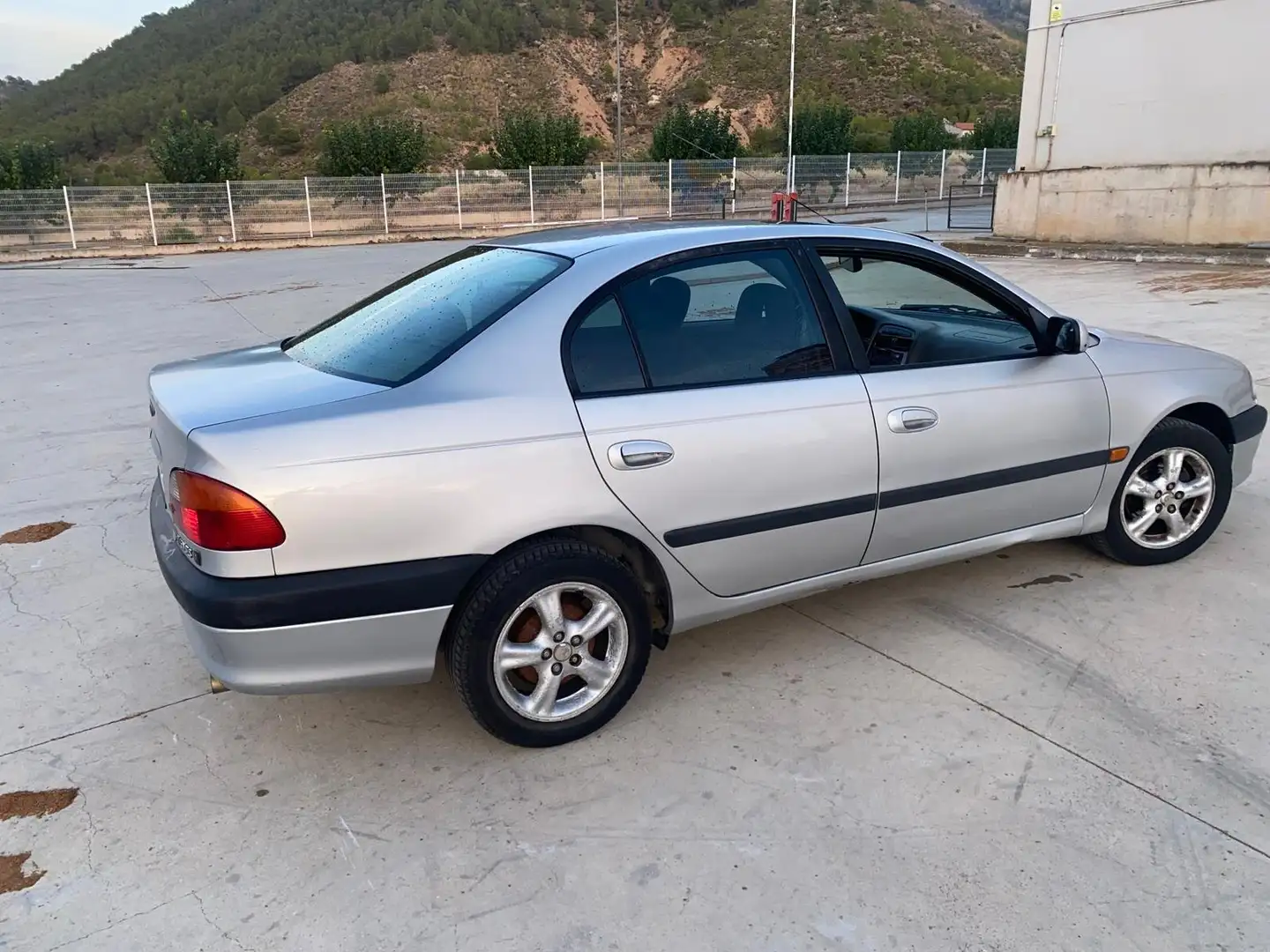 Toyota Avensis Avensis 1.6 Luna Luna Сірий - 1