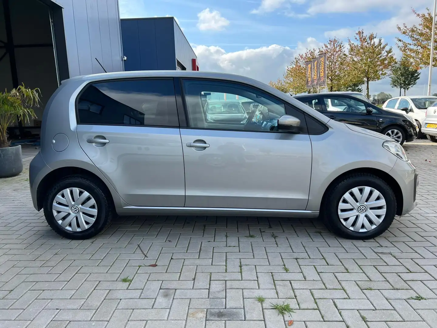 Volkswagen up! 1.0 BMT move up! / CRUISE CONTROL / CAMERA / LANE Grijs - 2