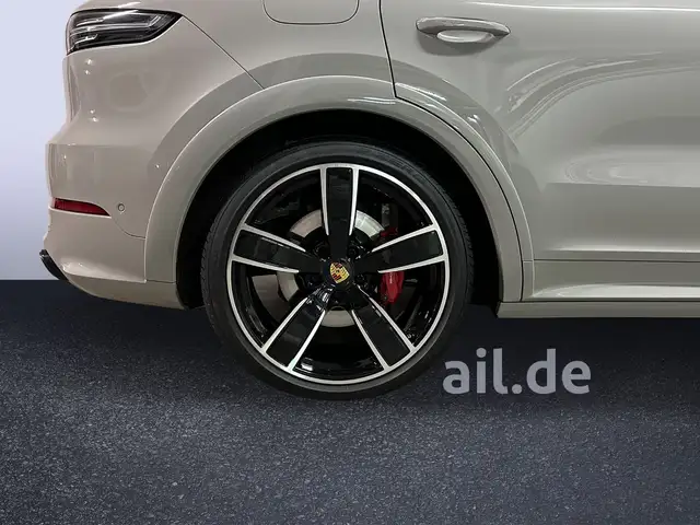 Porsche Cayenne view 15