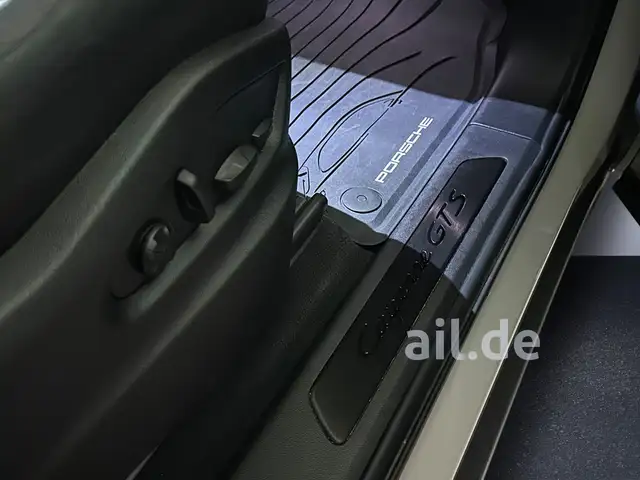 Porsche Cayenne view 13