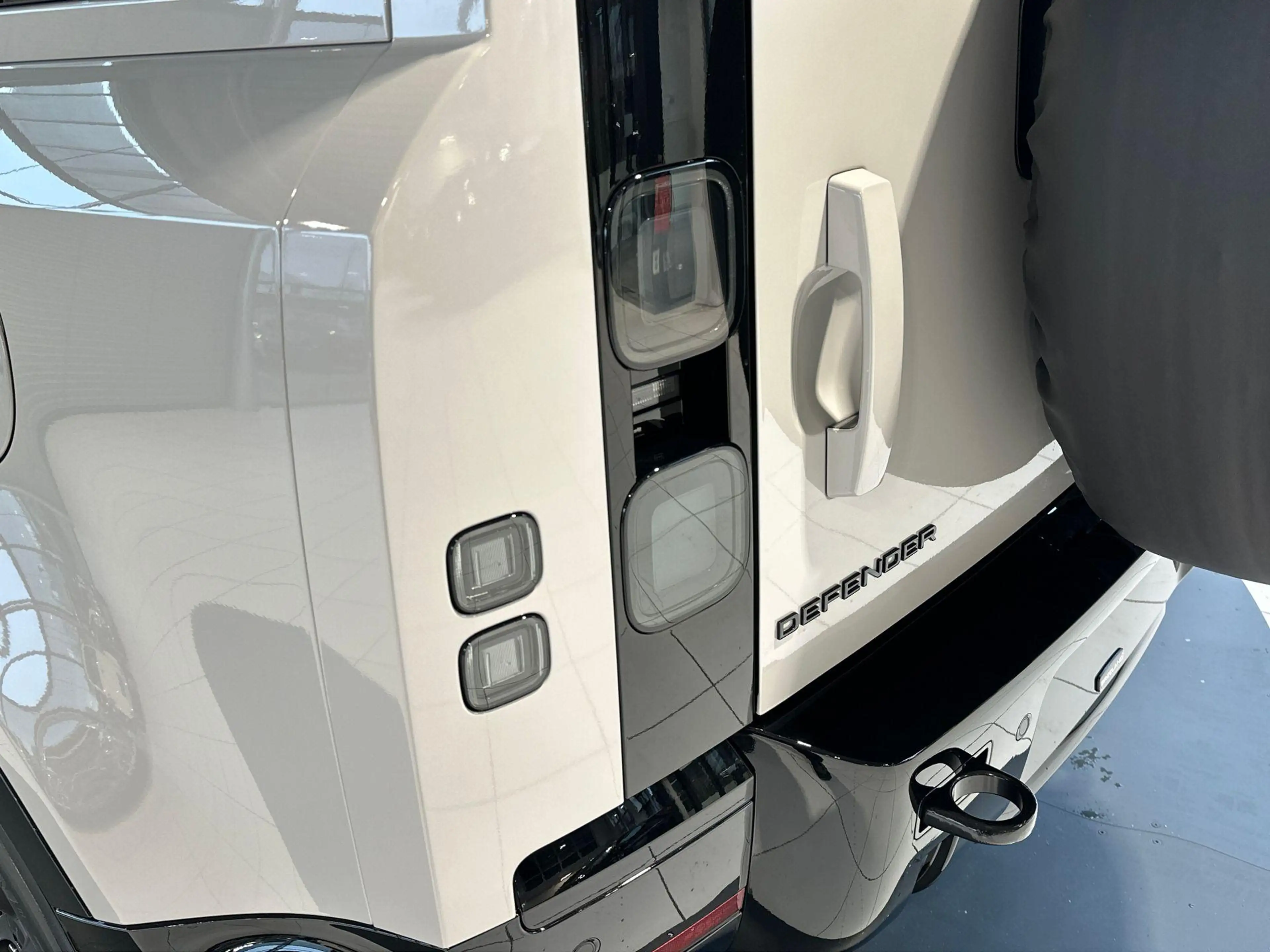 Land Rover Defender P300e 110 X-DYNAMIC HSE -BLACK PACK|22"LM|COOLBOX| — photo 23