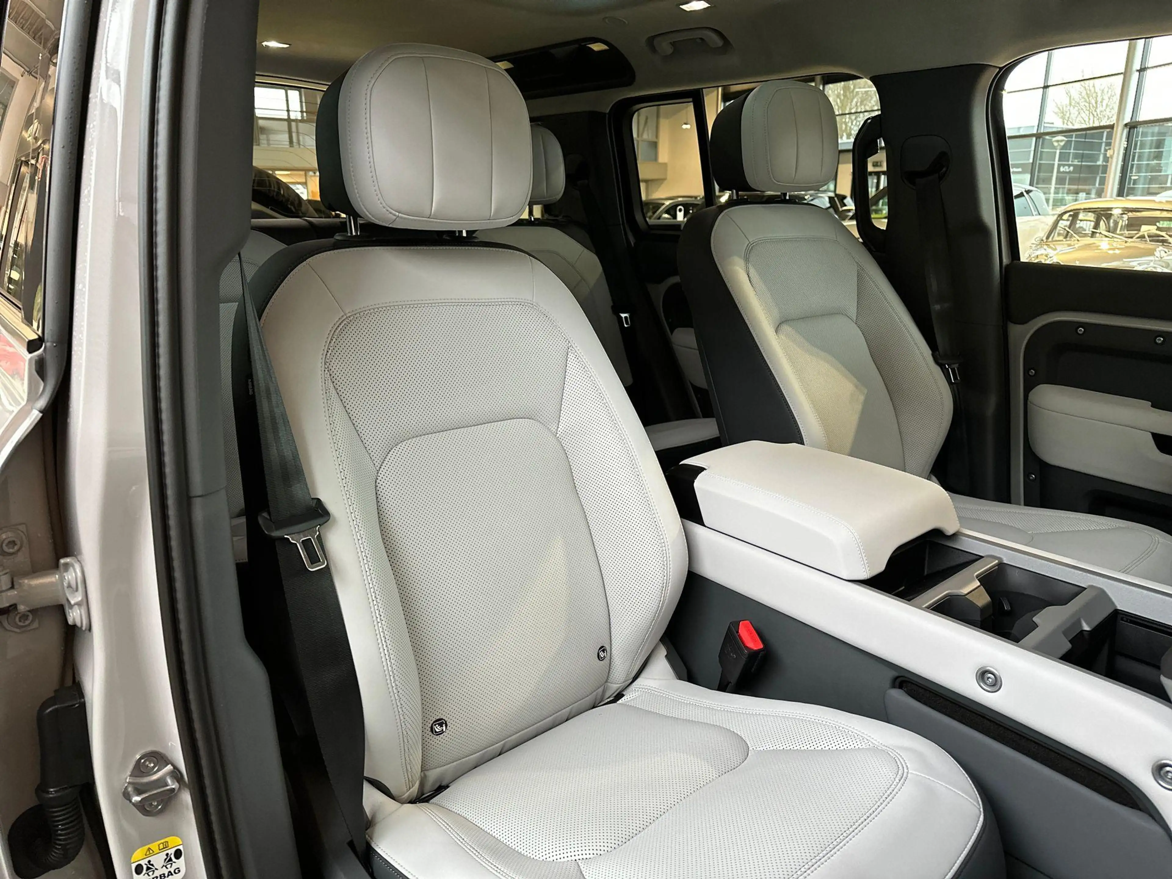 Land Rover Defender P300e 110 X-DYNAMIC HSE -BLACK PACK|22"LM|COOLBOX| — photo 10