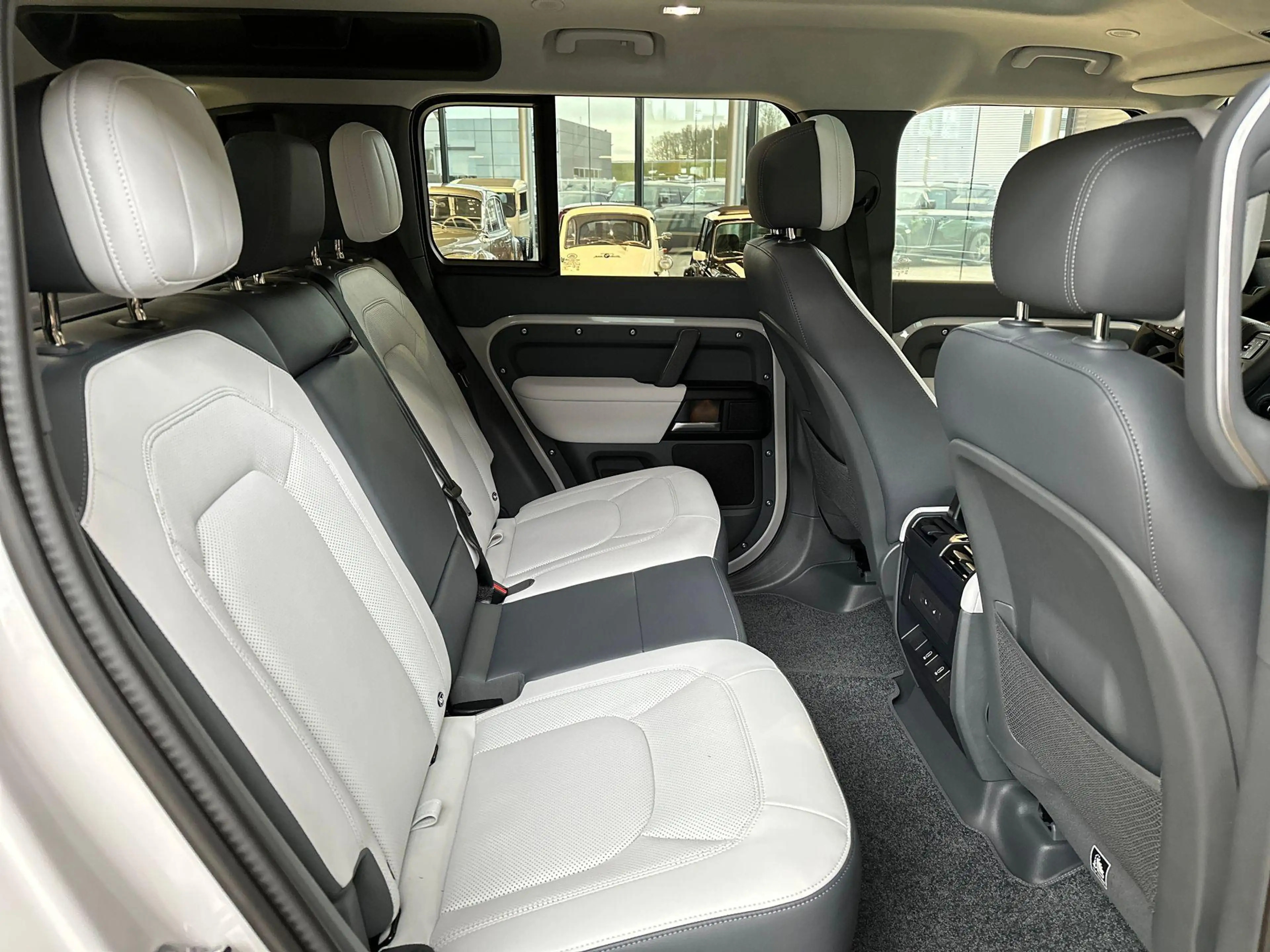 Land Rover Defender P300e 110 X-DYNAMIC HSE -BLACK PACK|22"LM|COOLBOX| — photo 5