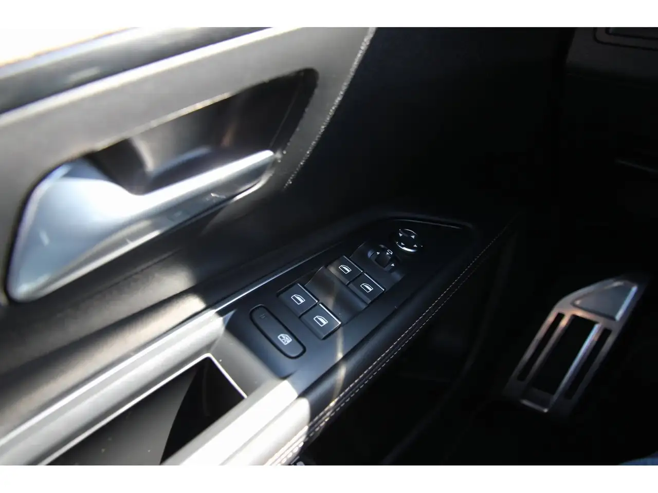 Peugeot 5008 GT PT 180 EAT8 7-S Carplay 360° LED Focal 24
