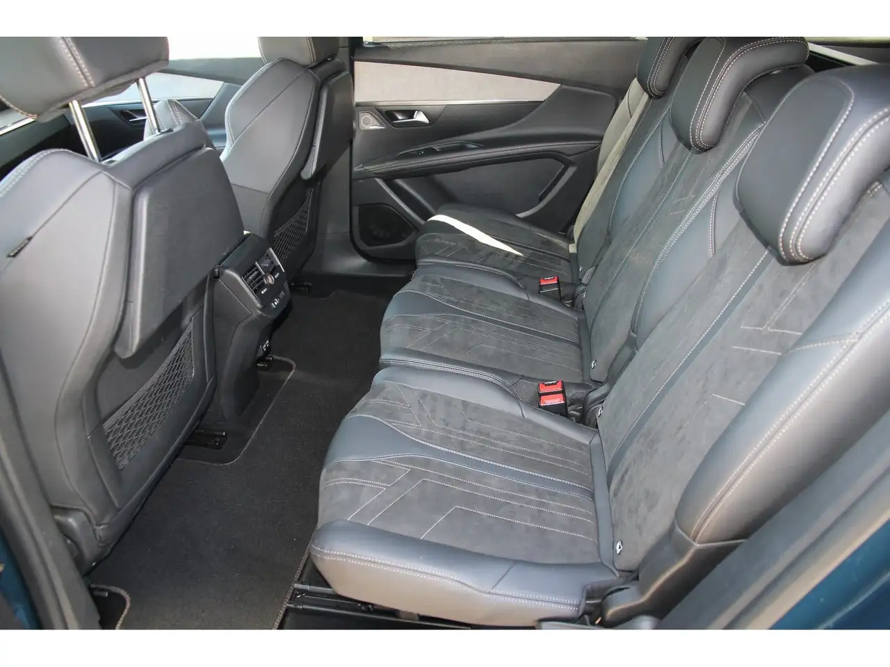 Peugeot 5008 GT PT 180 EAT8 7-S Carplay 360° LED Focal 9