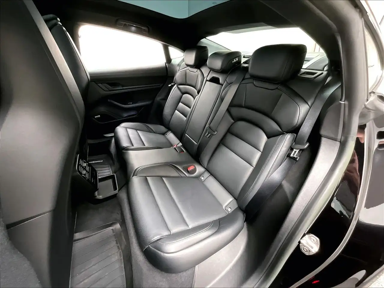 Porsche Taycan photo Porsche Taycan