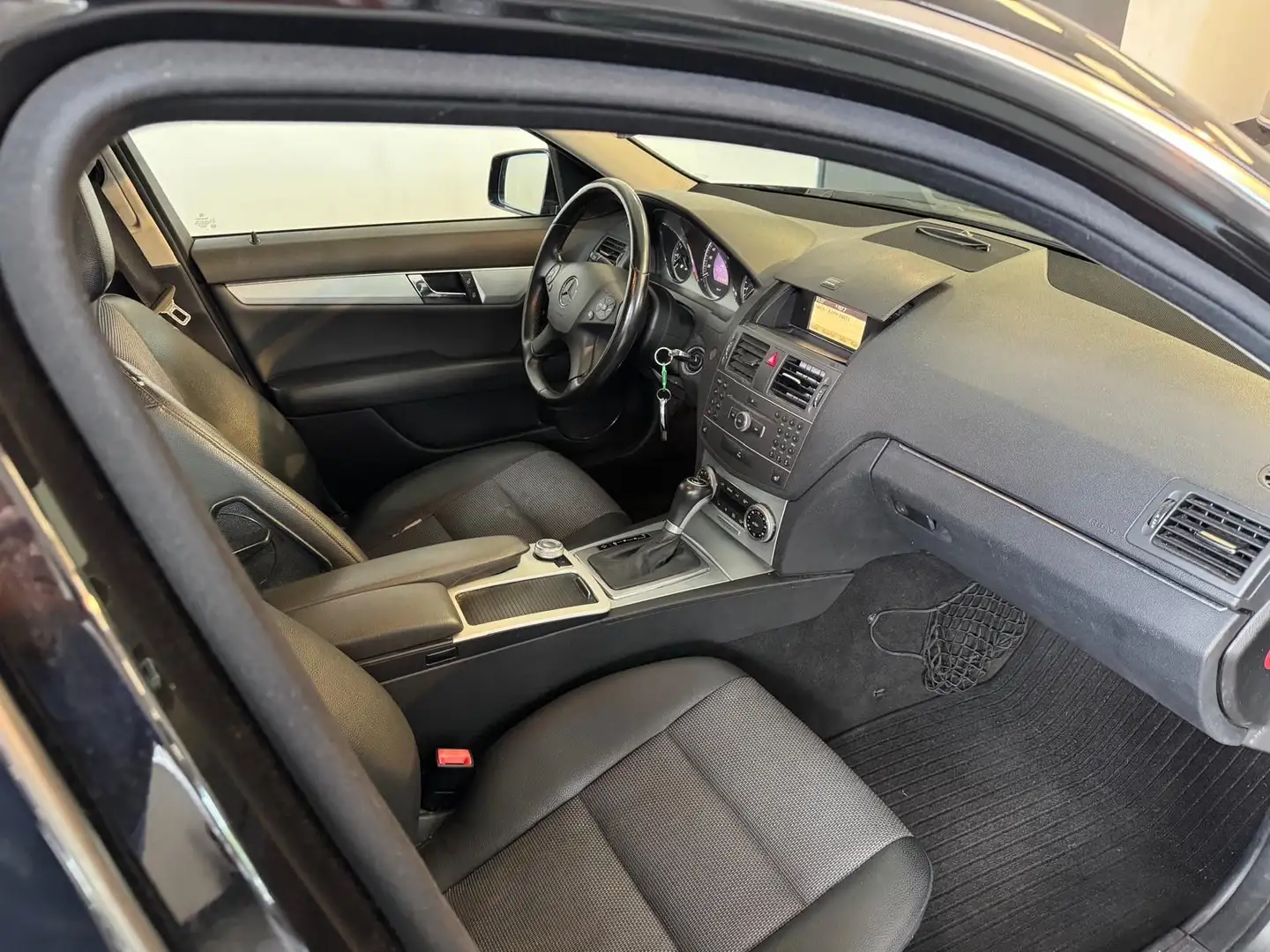 Mercedes-Benz C 180 T CGI BE*AVANTGARDE*AUT*T-LEDER*SHZ*PDC*T Schwarz - 2