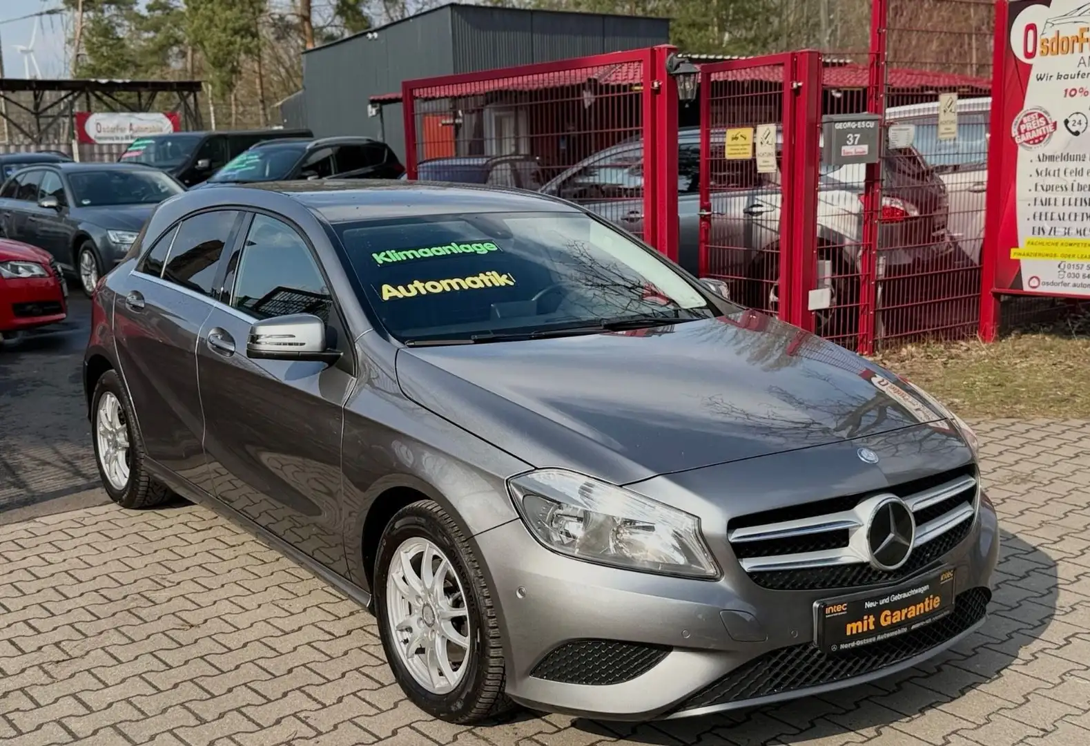Mercedes-Benz A 180 A -Klasse A 180 BlueEfficiency. Automatik Gris - 1