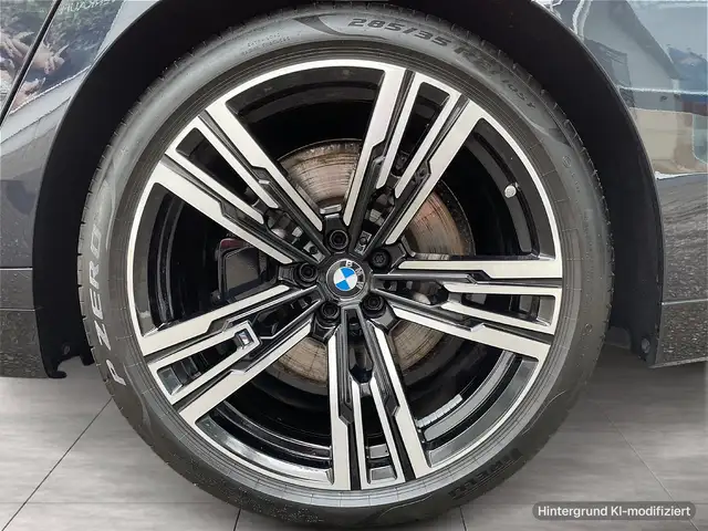 BMW 7 Series view 6