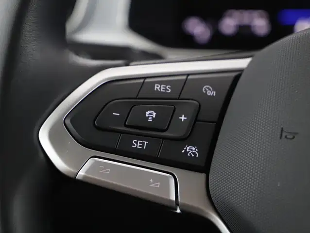Volkswagen T-Roc view 12