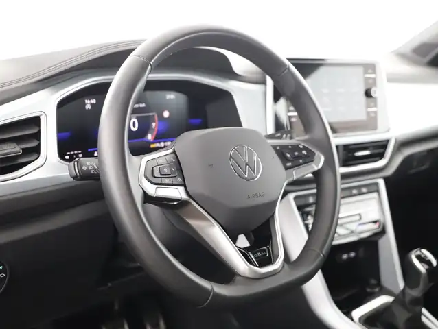 Volkswagen T-Roc view 11
