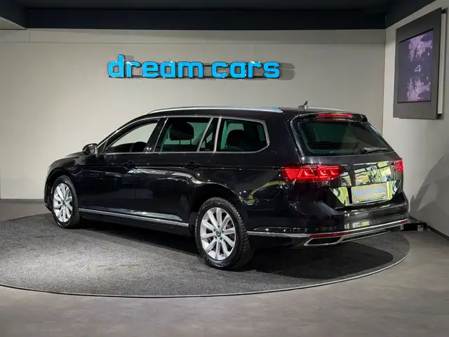 Volkswagen Passat view 3
