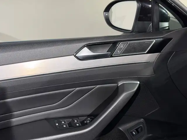 Volkswagen Passat view 16