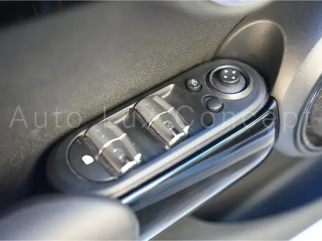 Mini Hatch view 14