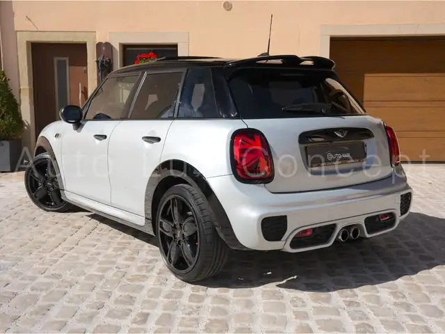 Mini Hatch view 4
