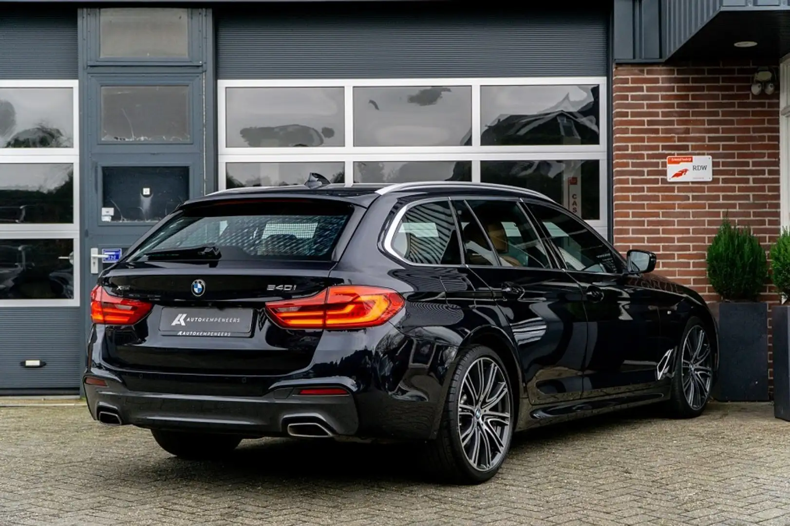BMW 540 5-serie 540i xDrive M Sport | Comfort | Ventilatie Zwart - 2