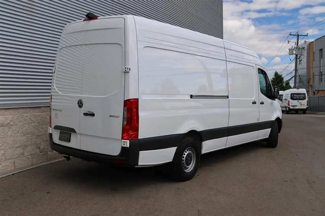 Mercedes-Benz Sprinter photo Mercedes-Benz Sprinter