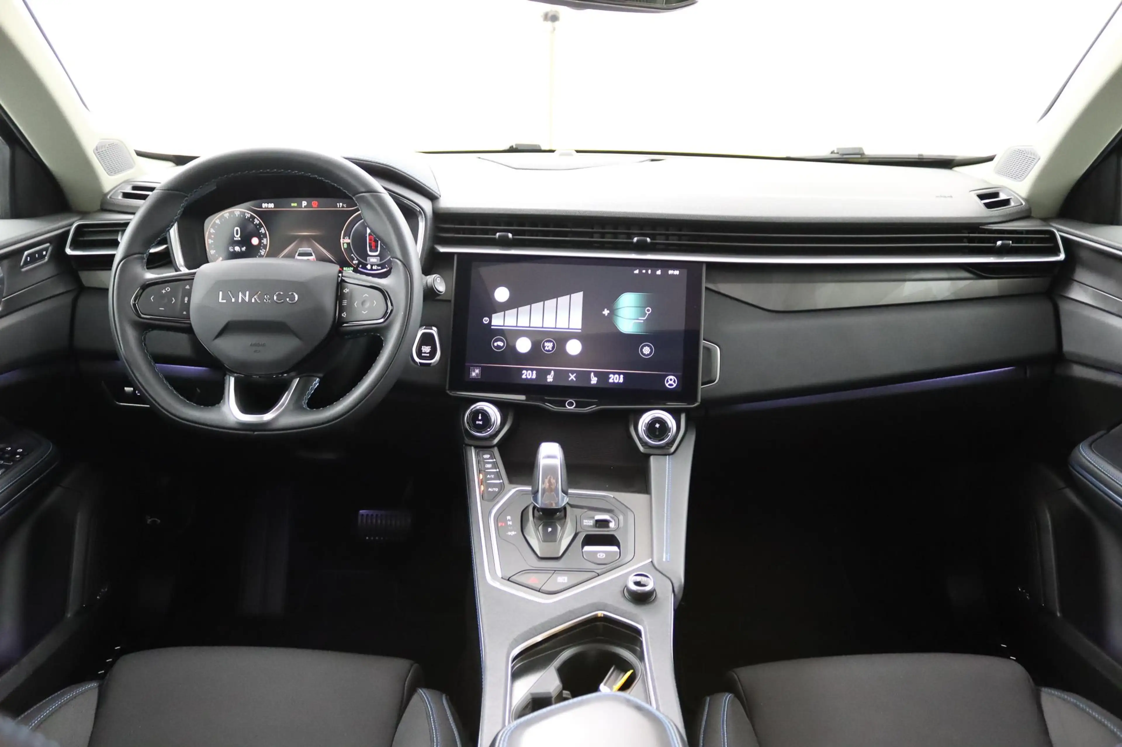Lynk & Co 01 1.5*PLUG-IN*NAVI*PANO*CAM*ACC*CARPLAY*ECC*LED* — photo 3