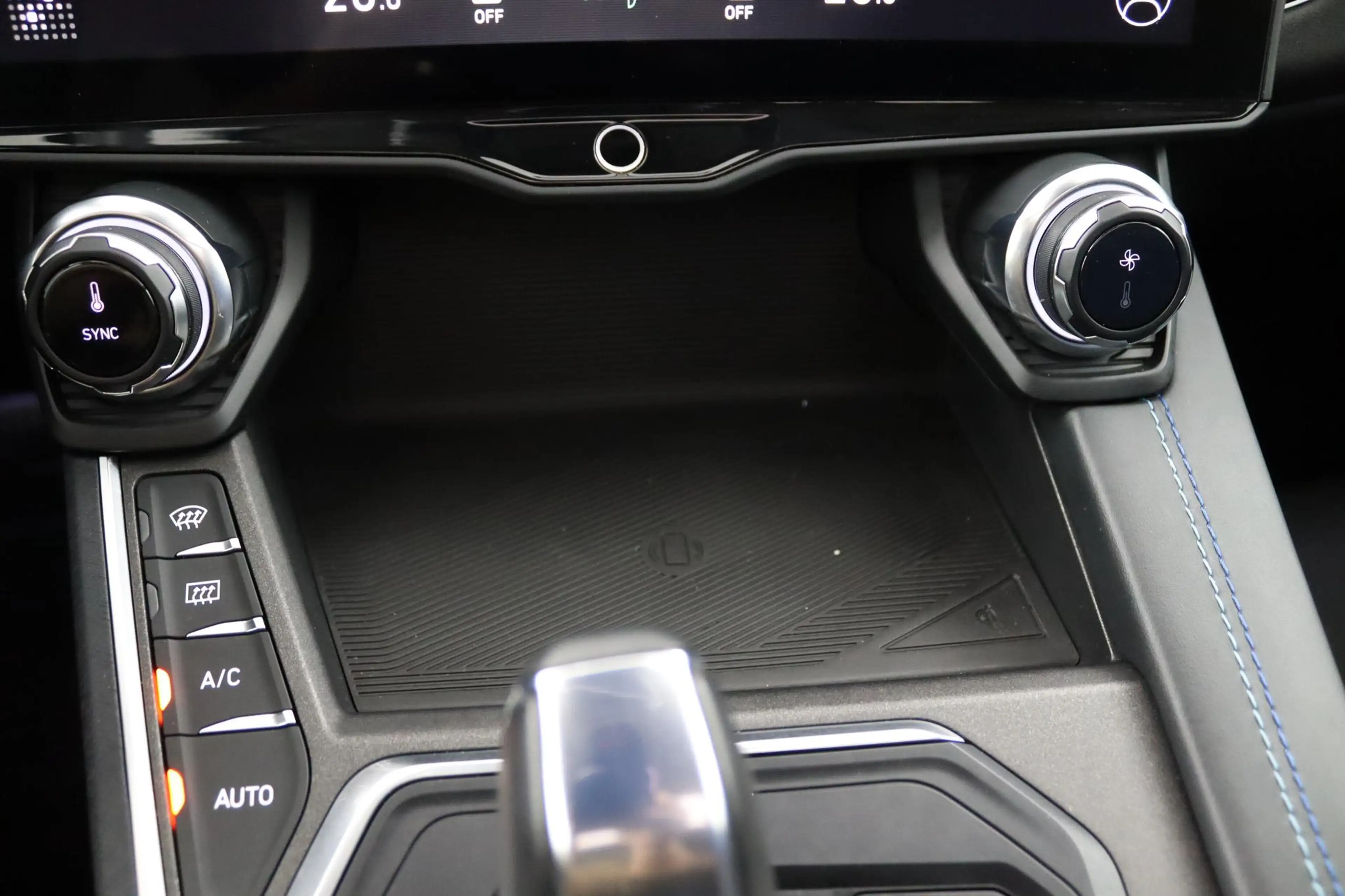 Lynk & Co 01 1.5*PLUG-IN*NAVI*PANO*CAM*ACC*CARPLAY*ECC*LED* — photo 38