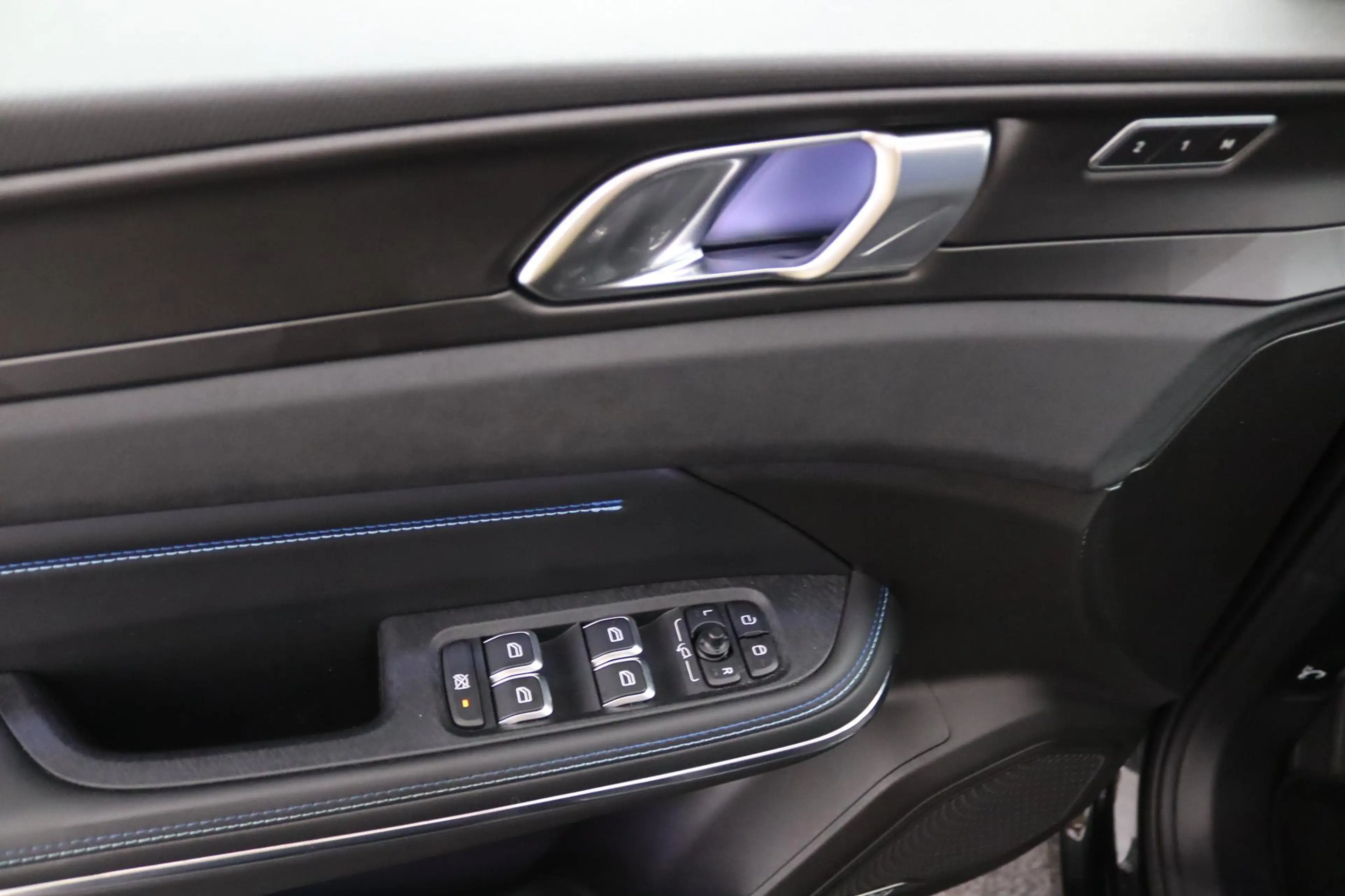 Lynk & Co 01 1.5*PLUG-IN*NAVI*PANO*CAM*ACC*CARPLAY*ECC*LED* — photo 23