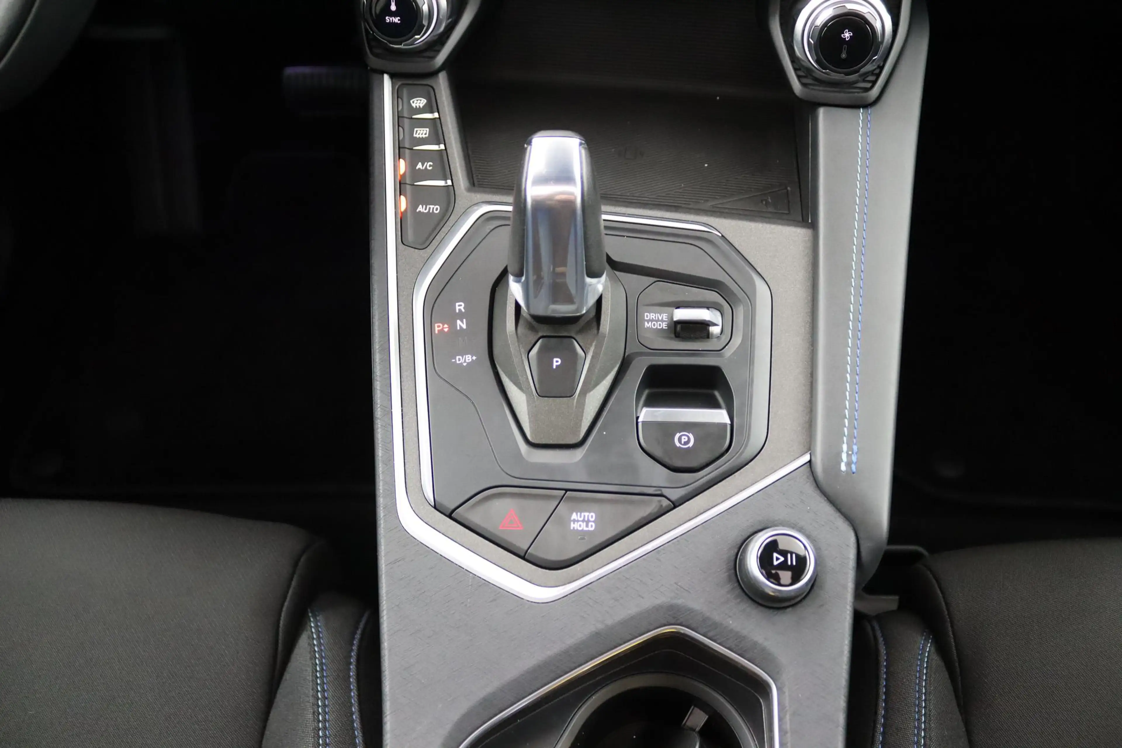 Lynk & Co 01 1.5*PLUG-IN*NAVI*PANO*CAM*ACC*CARPLAY*ECC*LED* — photo 29