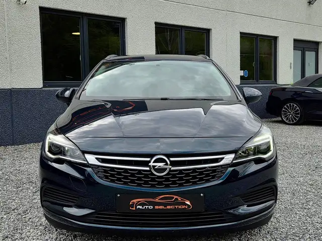 Opel Astra view 3