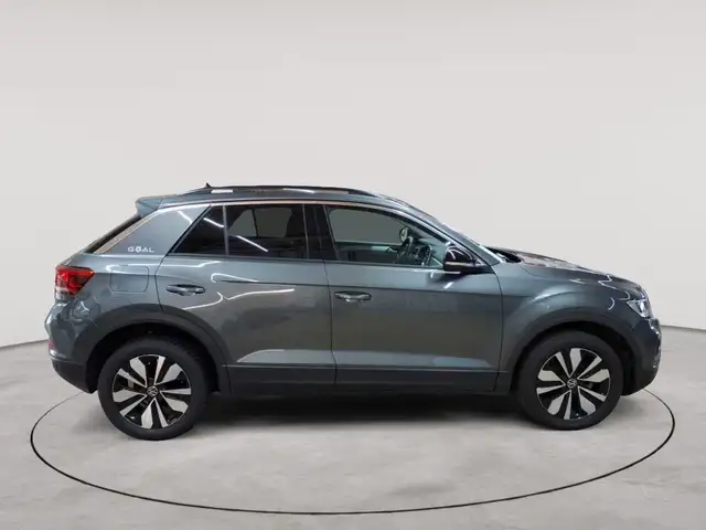 Volkswagen T-Roc view 3
