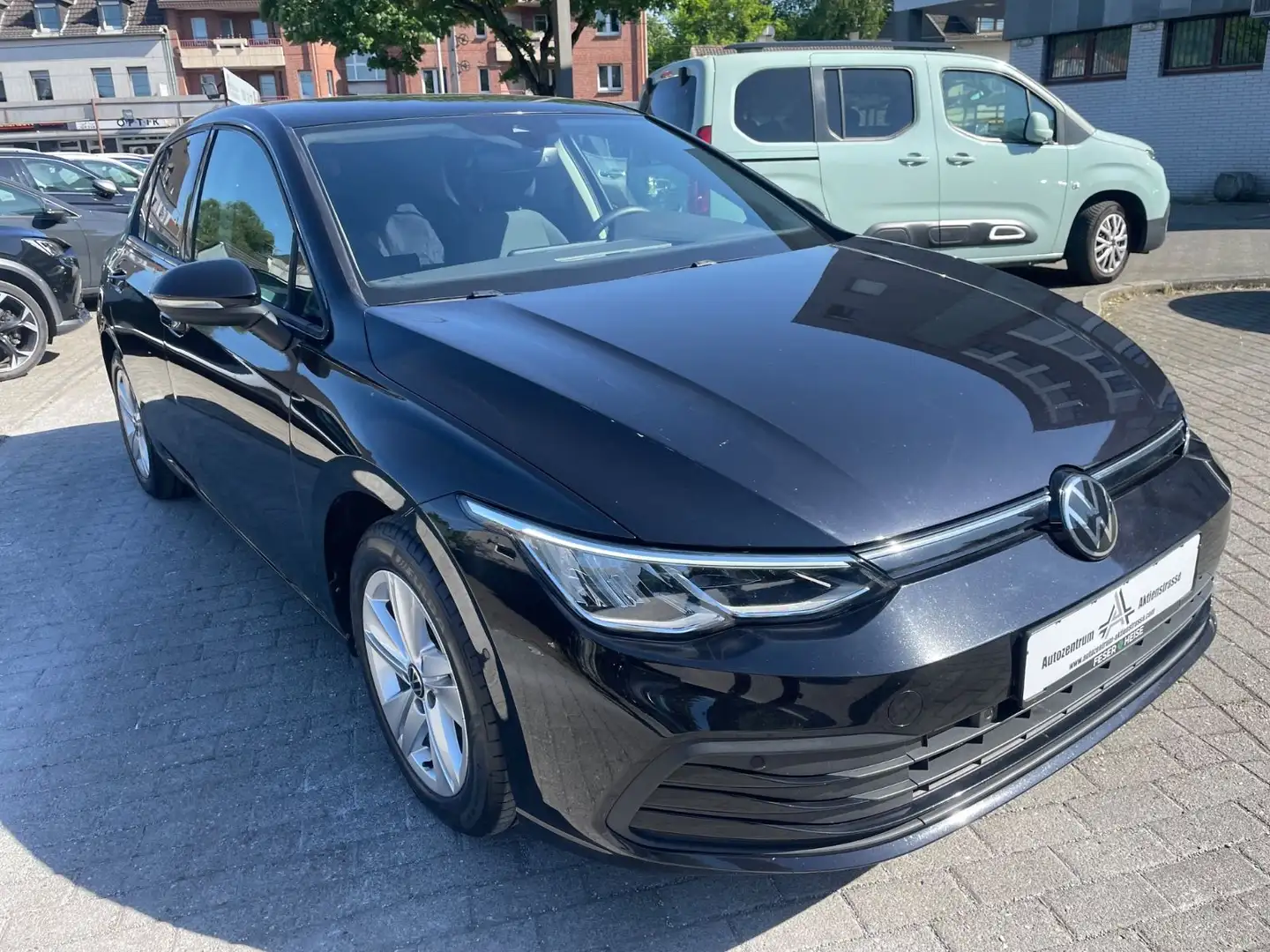 Volkswagen Golf VIII Lim. Life Navi ACC PDC LED Zwart - 2